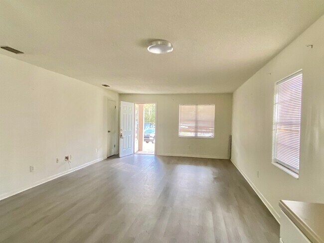 Building Photo - 3715 Bluff Ln