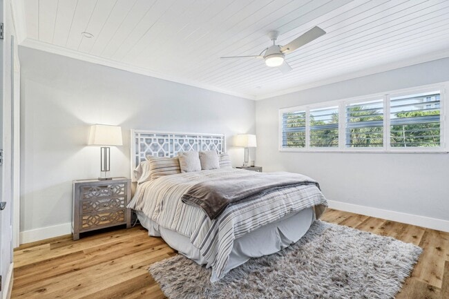 Building Photo - 200 E Royal Palm Rd