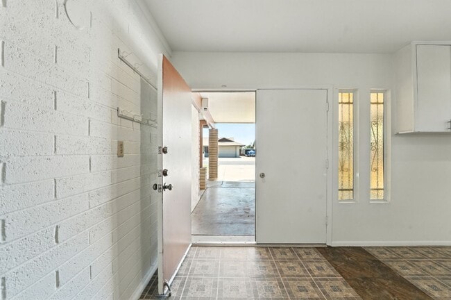 Building Photo - Inviting 3-bedroom, 2-bathroom home in the...