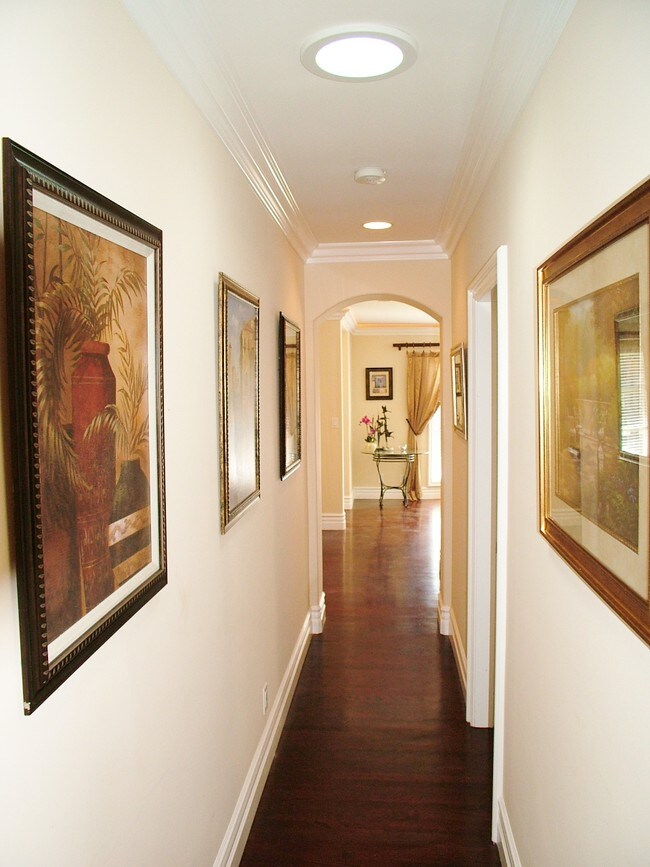 Building Photo - 700 N Irena Ave