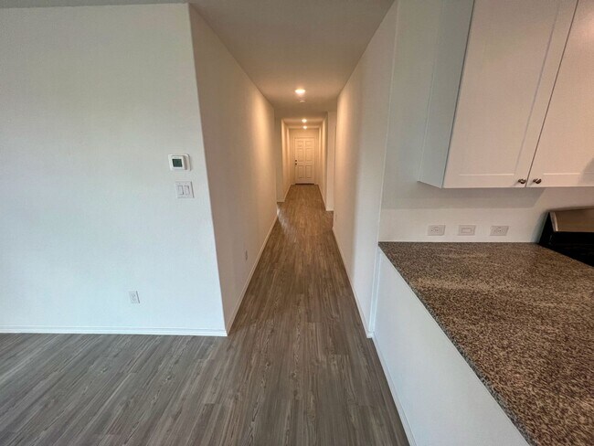 Building Photo - Beautiful 4-Bed 2-Bath Home in the Fabulou...