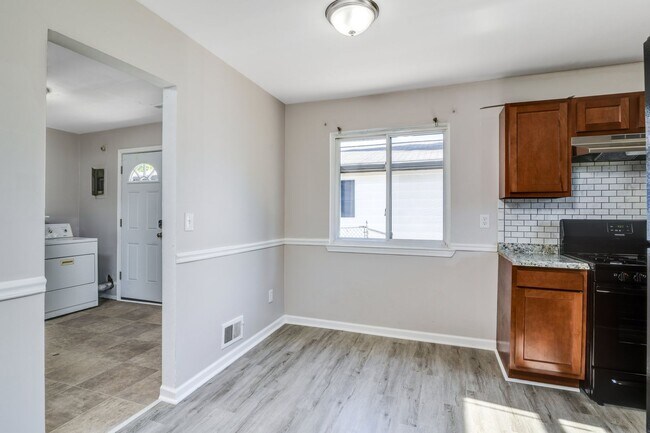 Building Photo - Introducing a beautiful 3 bedroom, 1 bathr...
