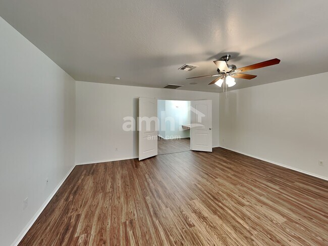 Building Photo - 466 E Penny Ln