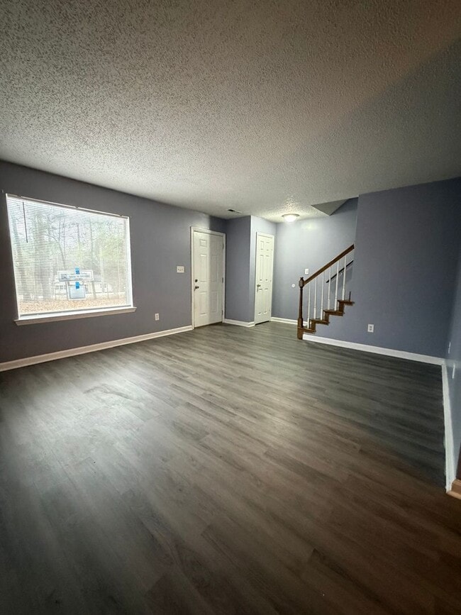 Building Photo - 3 Bd 2 Ba 1200 sq ft Townhouse