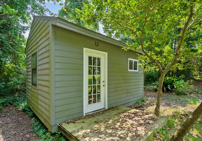 Building Photo - GREENVILLE LOOP- 3 bed | 2 bath house w/ private yard!