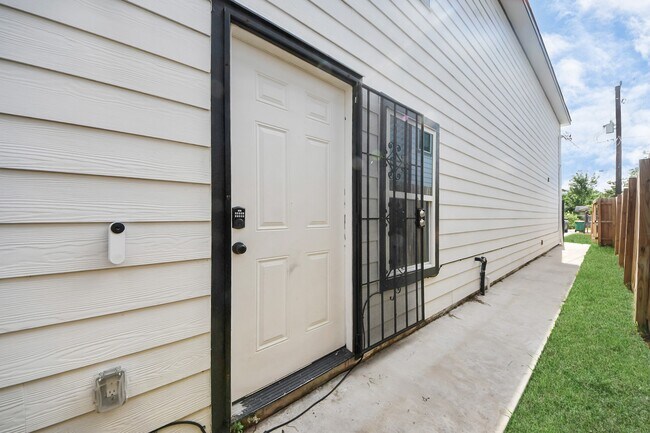 Building Photo - 6609 Bacher St