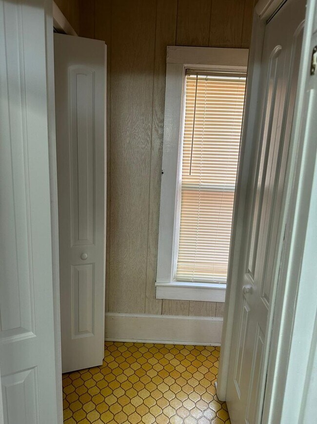 Building Photo - For Rent: 3 Bed / 1 Bath Home in Oconto