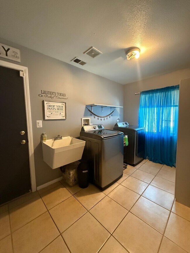 Building Photo - Spring Valley Lake Home