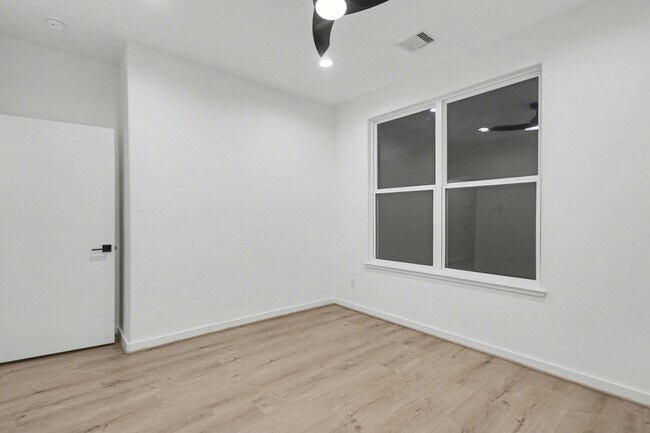Building Photo - 203 Danna Ln