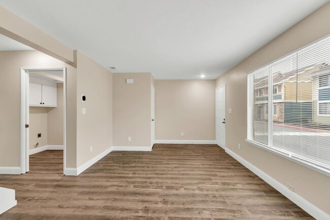Building Photo - Updated 3 Bed 1.5 Bath Townhome