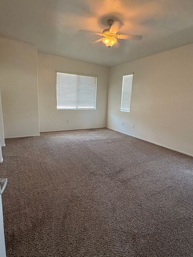 Building Photo - Must See 3 bedroom home! Near Downtown and...