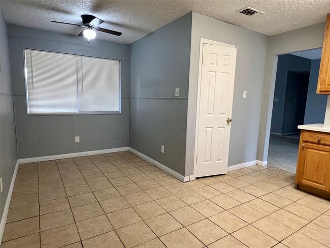 Building Photo - 10610 Sandy River Dr