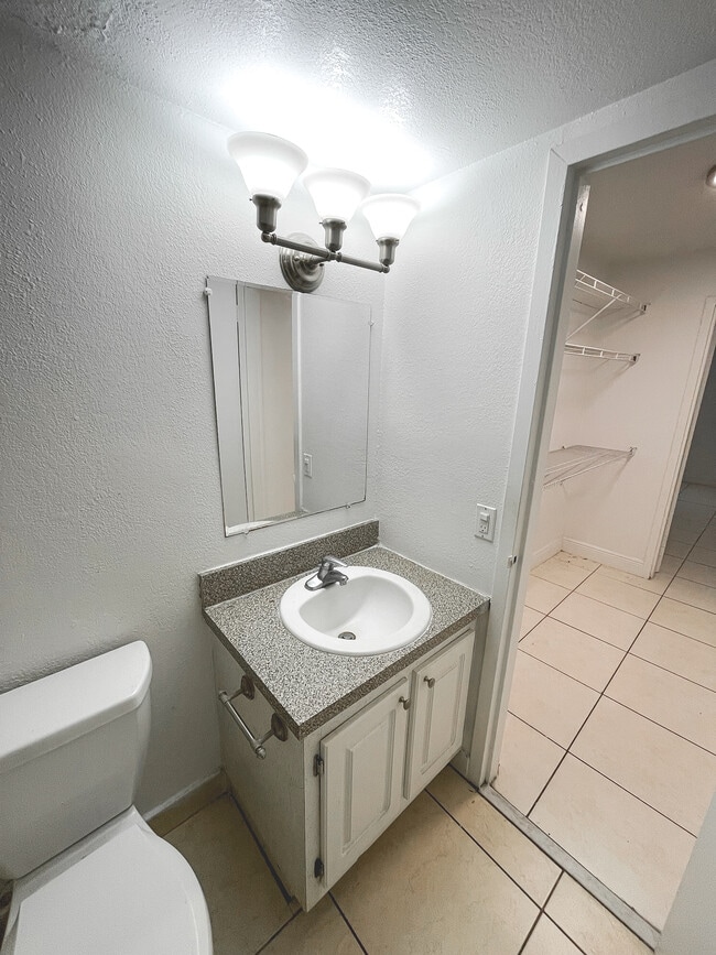 Building Photo - Bayview Palms