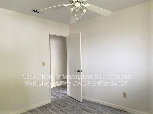 Building Photo - 2925 Luana Dr