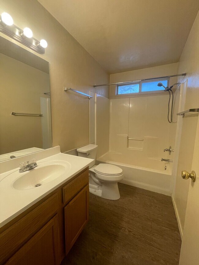 Building Photo - 8412 E Lakeshore Dr