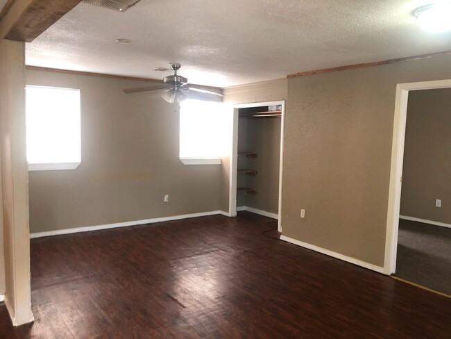 Building Photo - 200 off move in by Mar 1st!   ALL BILLS PA...