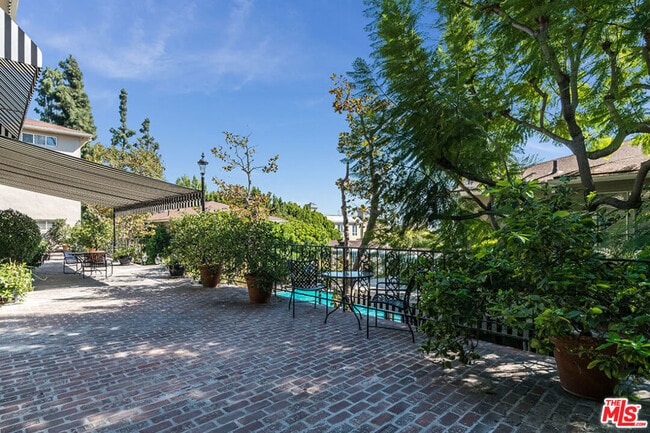 Building Photo - 1219 Sunset Plaza Dr Dr