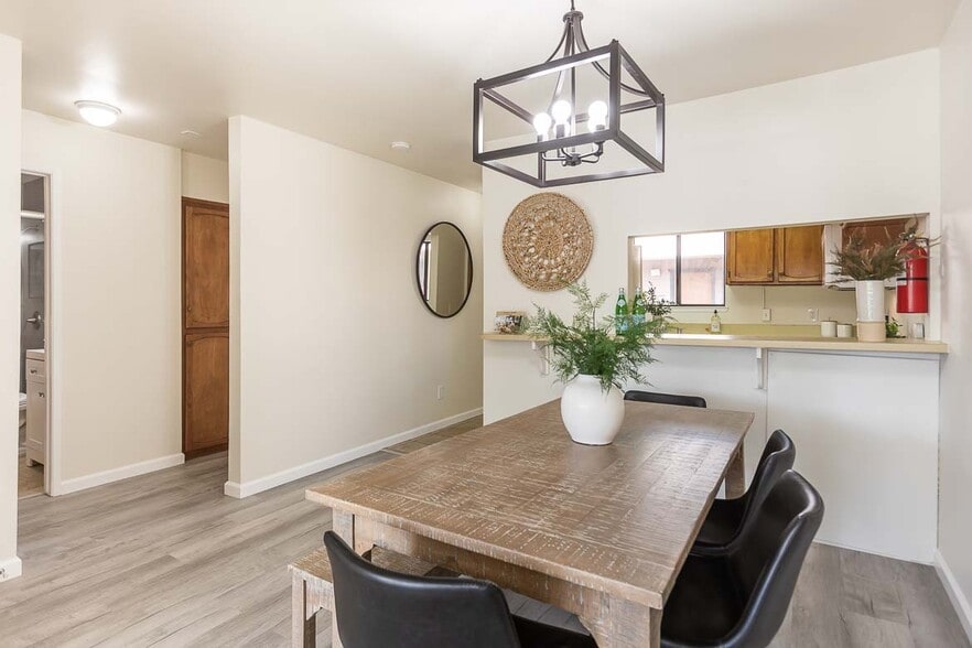 Building Photo - 680 Chorro St