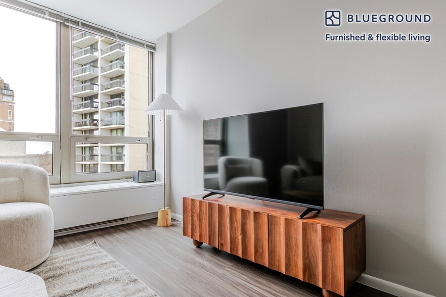 Building Photo - 3450 N Lake Shore Dr