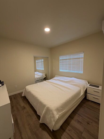 Building Photo - 5209 S Pine St