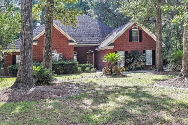Building Photo - Stunning all-brick home on a large wooded lot