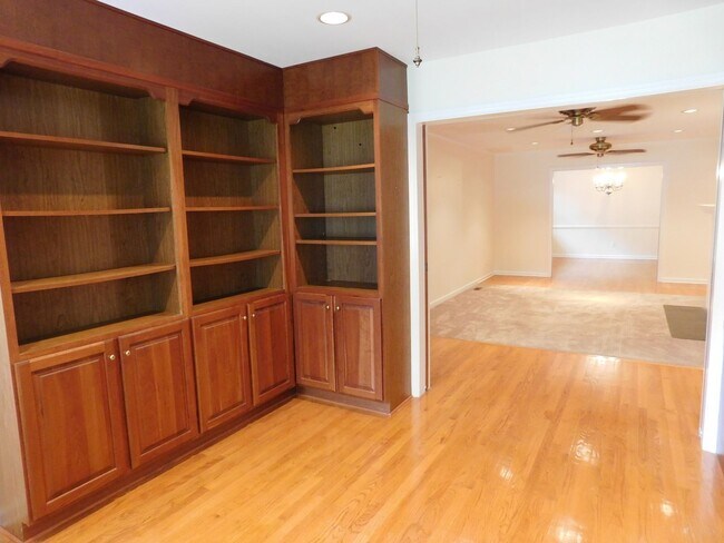 Building Photo - 914 Muirfield Pl