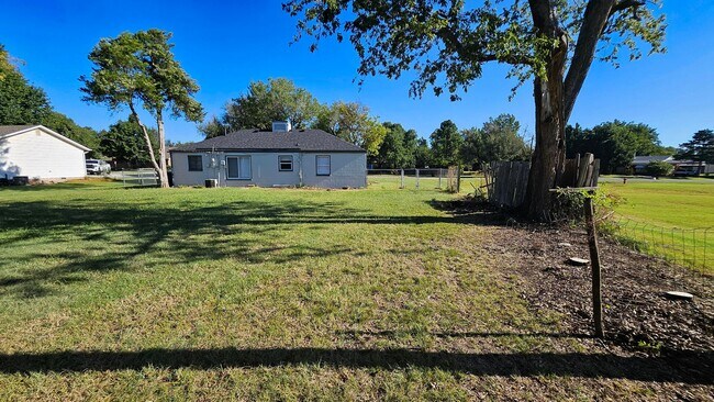 Building Photo - Nichols Hills Adj the Village Two Bed/One ...