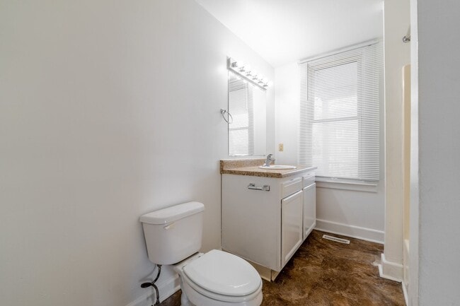 Building Photo - Spacious 4 Bedroom 2 Full Baths Available Kenosha