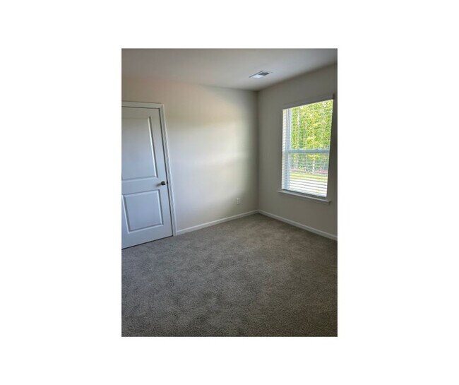 Building Photo - 1215 37th Ave Lane NE