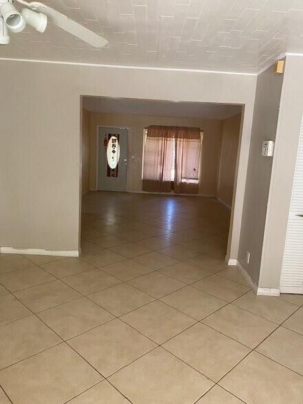 Building Photo - 3157 NW 69th Ct