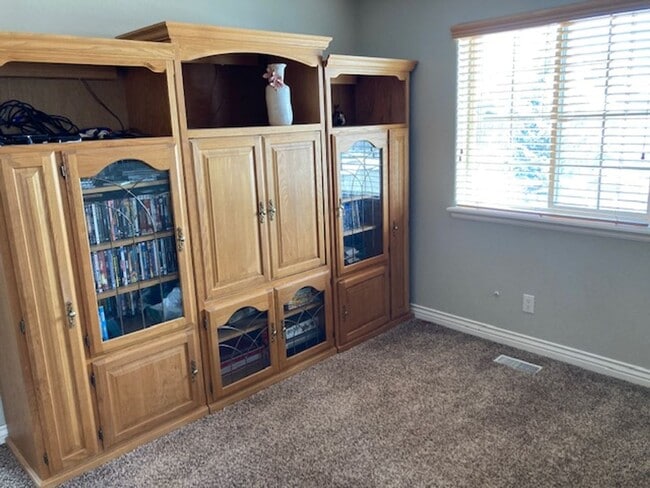 Building Photo - Charming Home