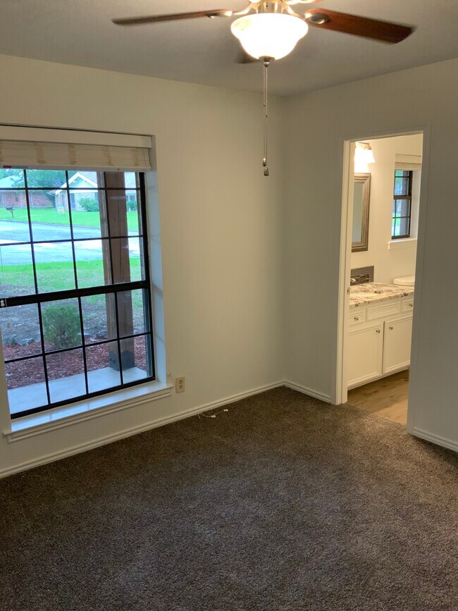 Building Photo - 2800 Shoreline Dr