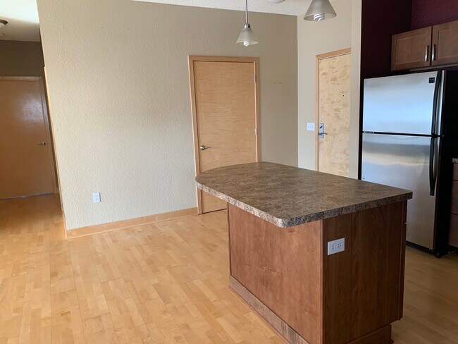 Entrance/Coat Closet/Partial Kitchen - 4750 E 53rd St