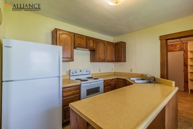 Building Photo - Ideal Location! Next to KSU!
