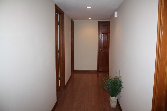 Building Photo - Los Caballeros #022