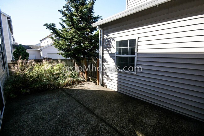 Building Photo - Beautiful Three Bedroom Townhouse - Prime Clackamas Location!