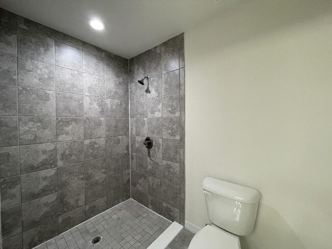 Building Photo - Move-In Ready! Beautiful 3BR/2BA with New Flooring & Fresh Paint