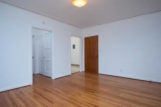 Building Photo - Vintage 1 Bedroom