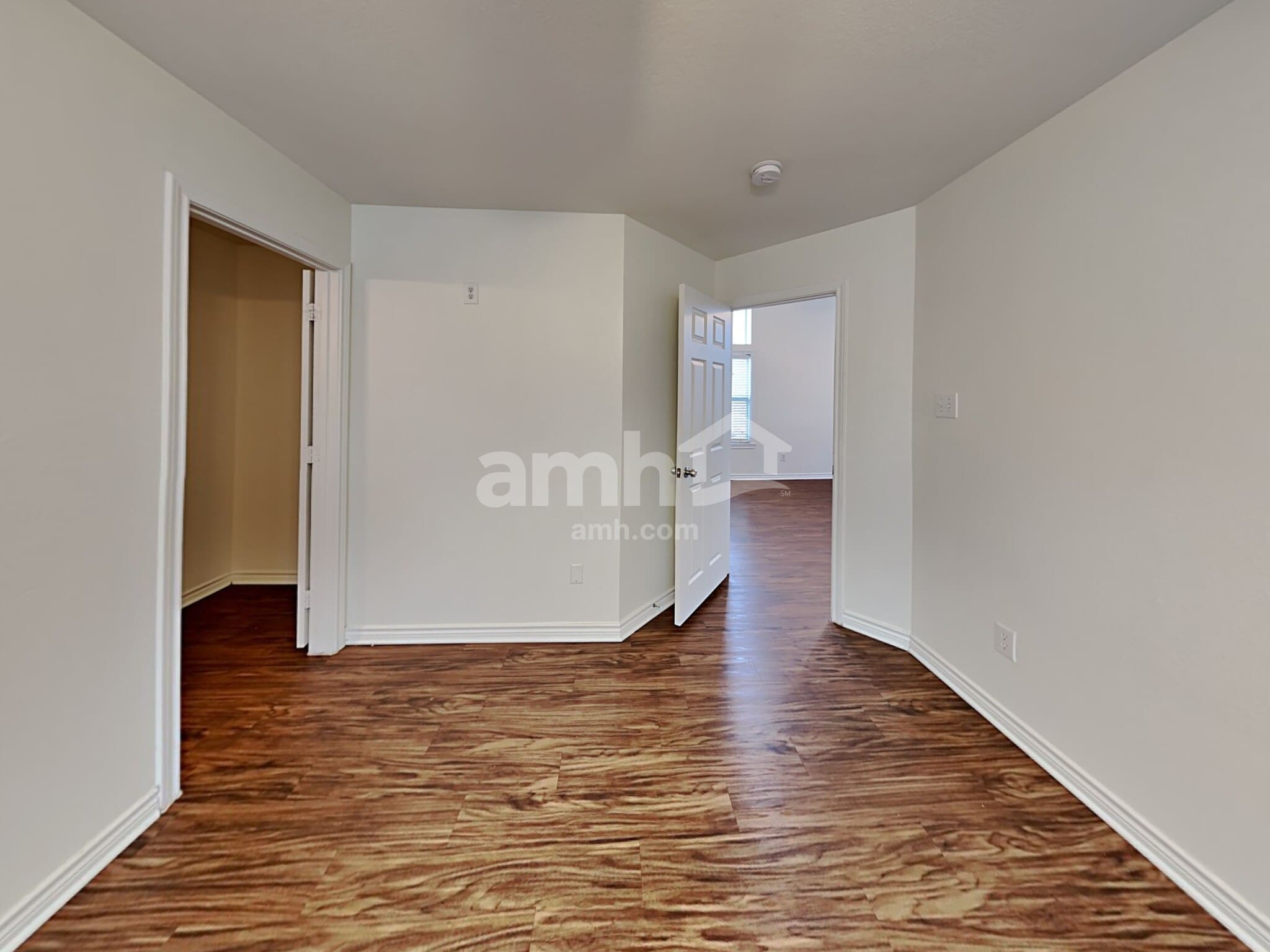 Building Photo - 9024 Eastwood Ave