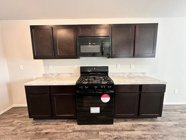 Building Photo - Move -in Special: Stunning 4-Bedroom, 2-Ba...