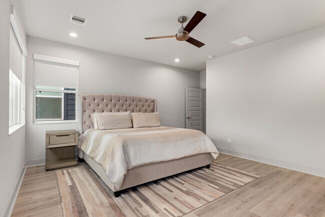 Building Photo - 5722 Rucio Ln