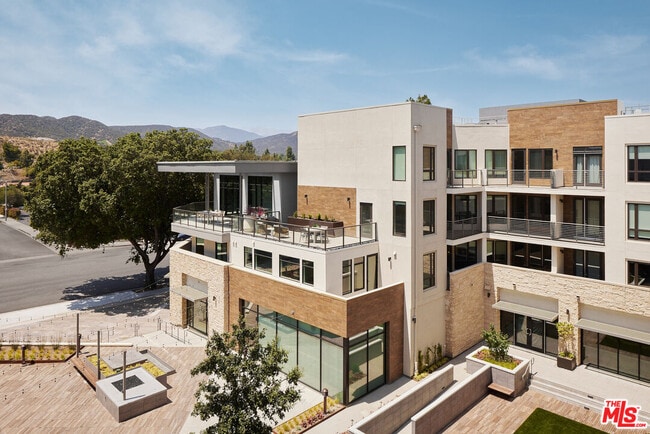 Building Photo - 299 E Thousand Oaks Blvd