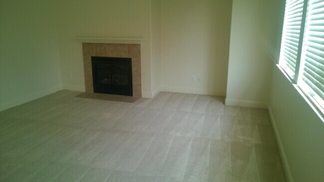 Building Photo - Excellent Elk Grove Location, Spacious 4 bedroom home with office, sitting parlor, and large kitchen