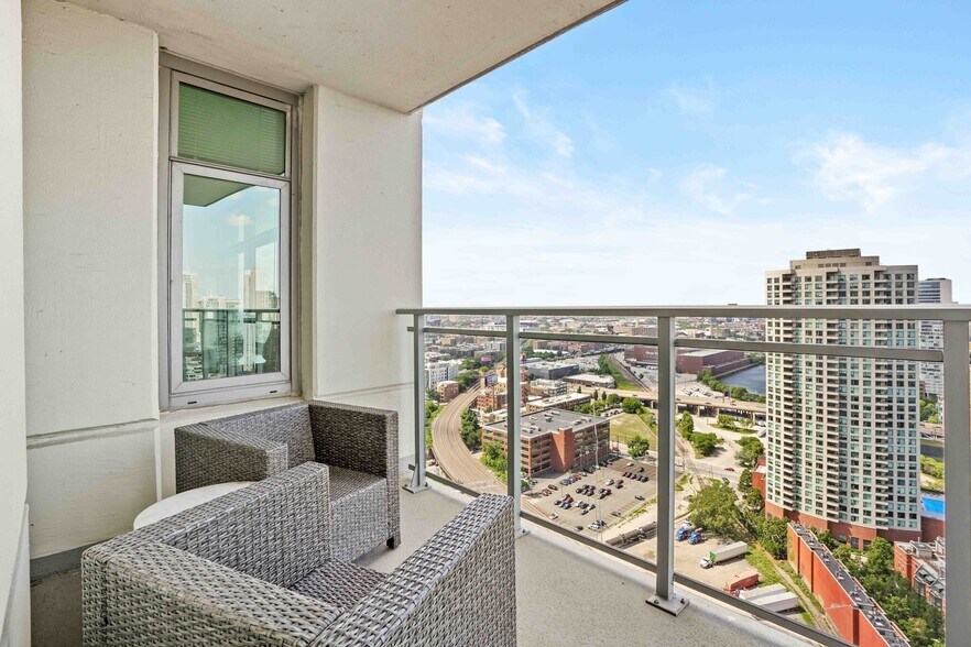 Building Photo - 555 W Kinzie St