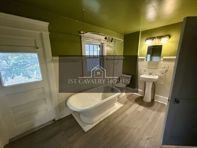 Building Photo - 705 Hazel St