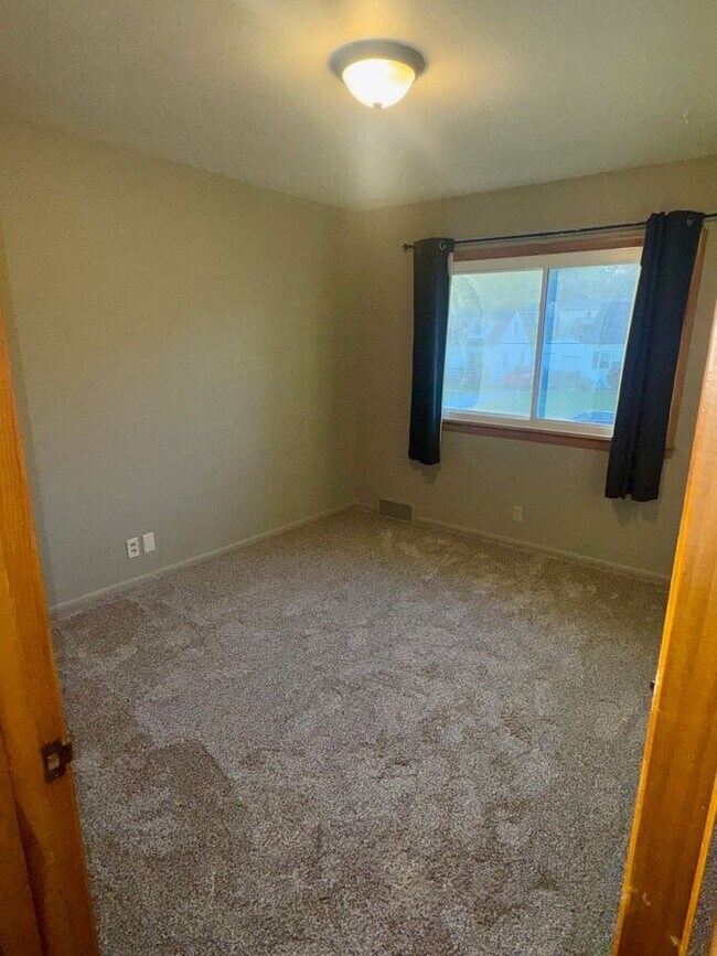 Building Photo - Bright and Spacious 3-Bedroom Home with Flexible Living Space