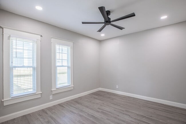 Building Photo - Renovated Bungalow in Riverside