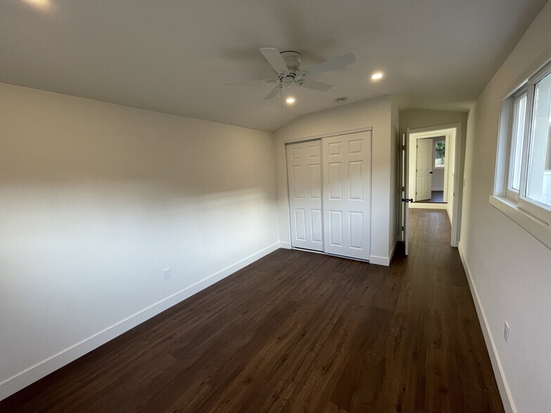 Building Photo - 423 W Maple Ave