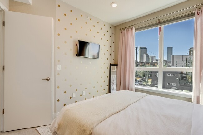 Building Photo - 2426 Welton St