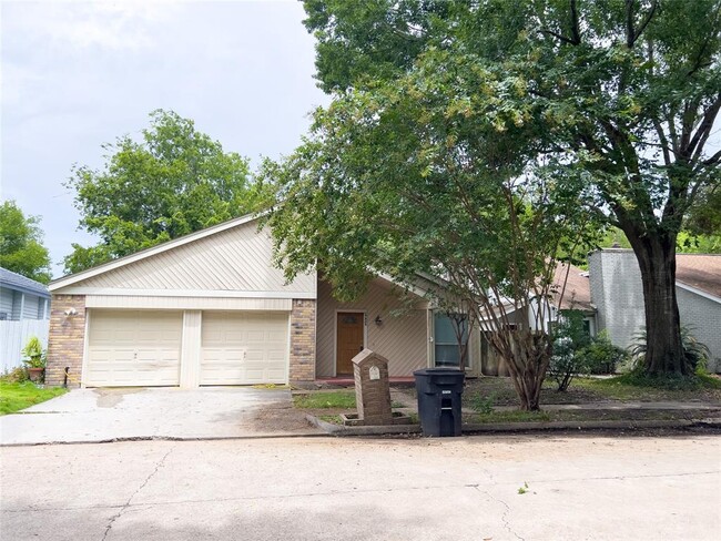 Primary Photo - 2827 Waypark Dr